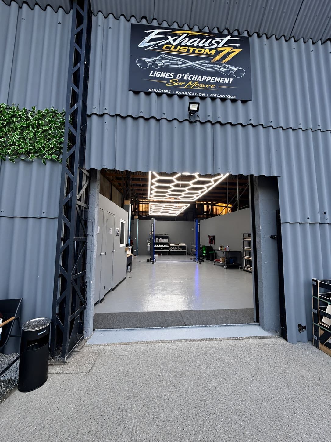 Entrée de l'atelier Exhaust Custom 77 - Seine-et-Marne